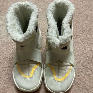 Nike kids White and Yellow Winter Boots( size:12c)